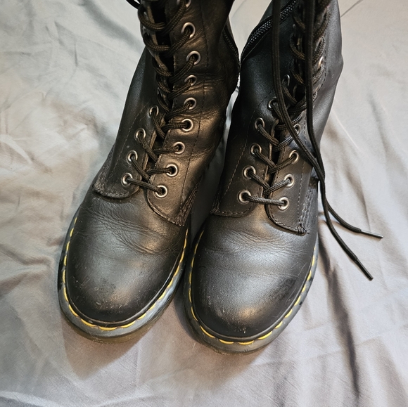 20 eyelet doc marten boots - Picture 4 of 5